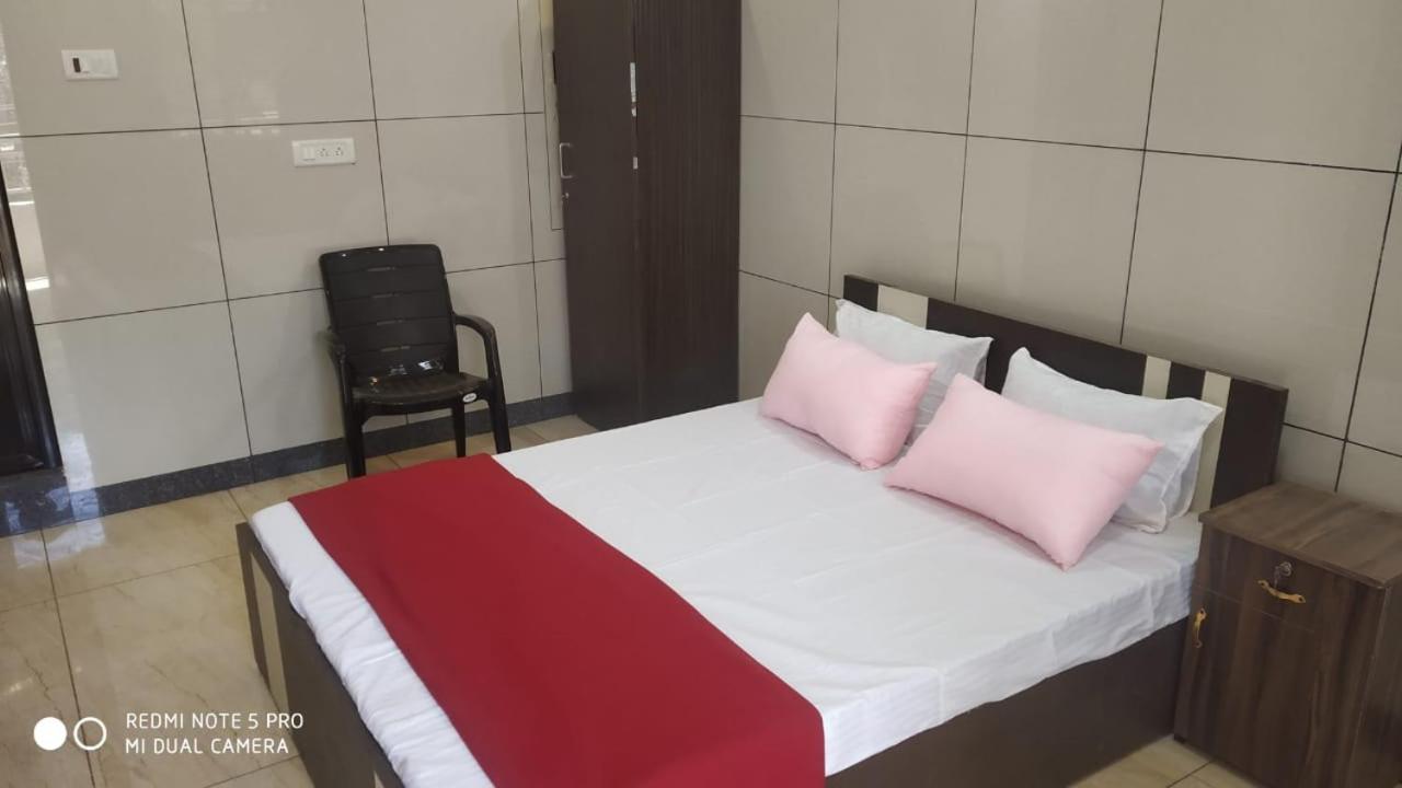 Bed and Breakfast Sar Raj S R Residency à Vellore Extérieur photo